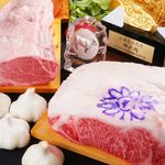 ・前菜2種
・彩サラダ
・特選神戸牛のロース
・季節の焼野菜
・ライス（香の物・赤だし付）
　※＋550円でガーリックライスへの変更を承ります
・ミニデザート
・コーヒーor紅茶