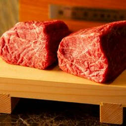 神戸牛の素牛である但馬牛の血統を強くひき、神戸牛により近い上質な和牛を石田屋が厳選した黒毛和牛です。