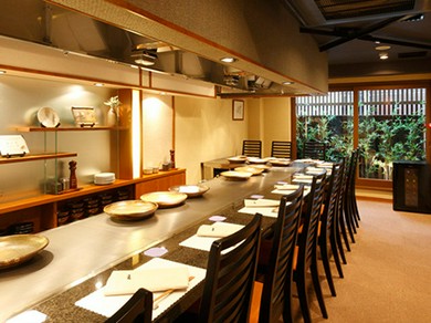 お客様にはアルコール消毒のご協力をお願いしております