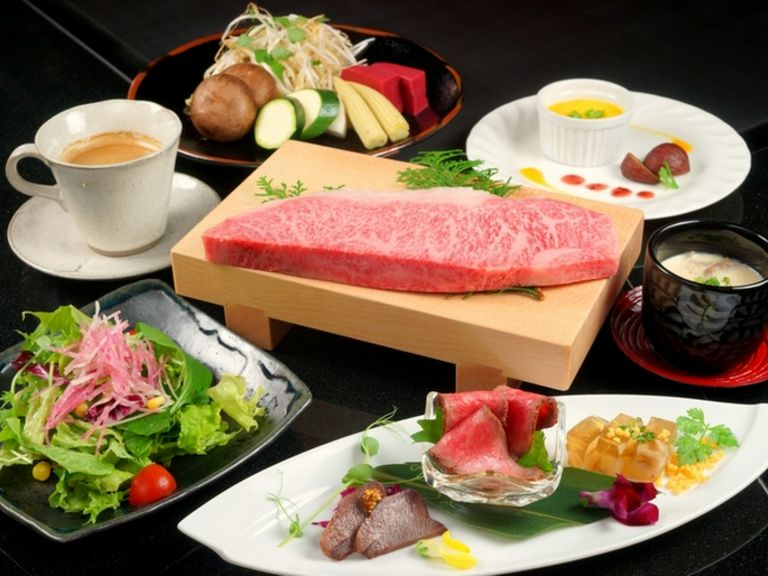 オーナー自ら厳選。県内三ヶ所の契約牧場より届く「神戸牛」