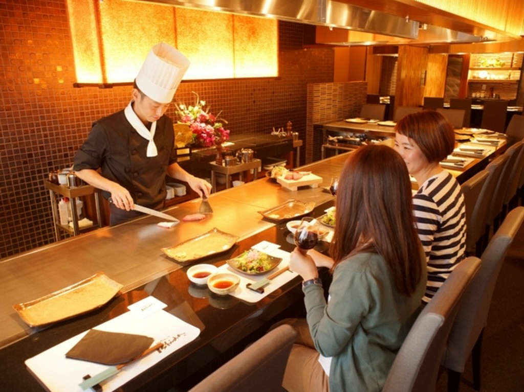 友人とカジュアルに鉄板焼き。赤ワインをはじめドリンクも充実