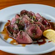 メインの肉料理でもシェリーを使用。こちらは北海道から塊肉の状態で仕入れた『エゾ鹿のロースト』。クセのないおいしさのエゾ鹿を濃厚なシェリーのソースが引き立ててくれます。
