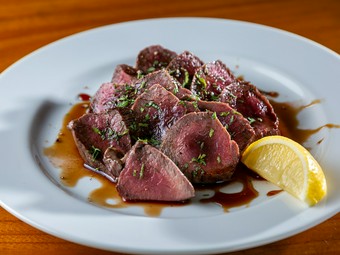 シェリーがおいしさを引き立てる『エゾ鹿のロースト』