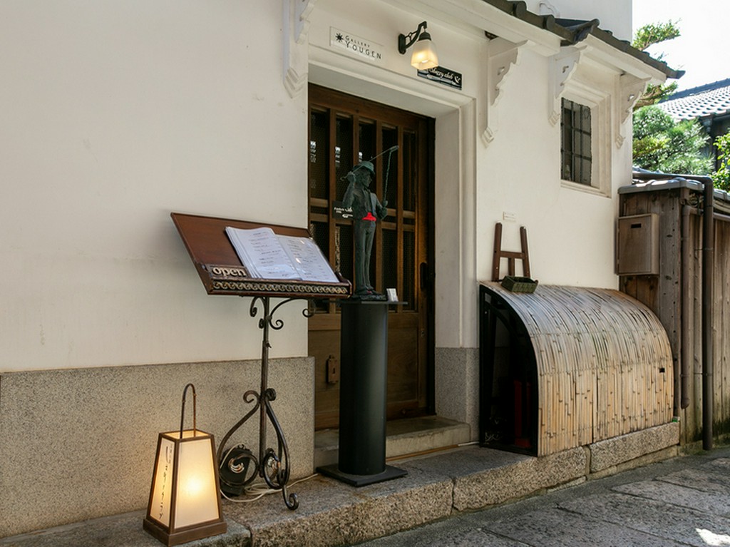 京阪祇園四条駅から徒歩10分。東山安井バス停より徒歩2分