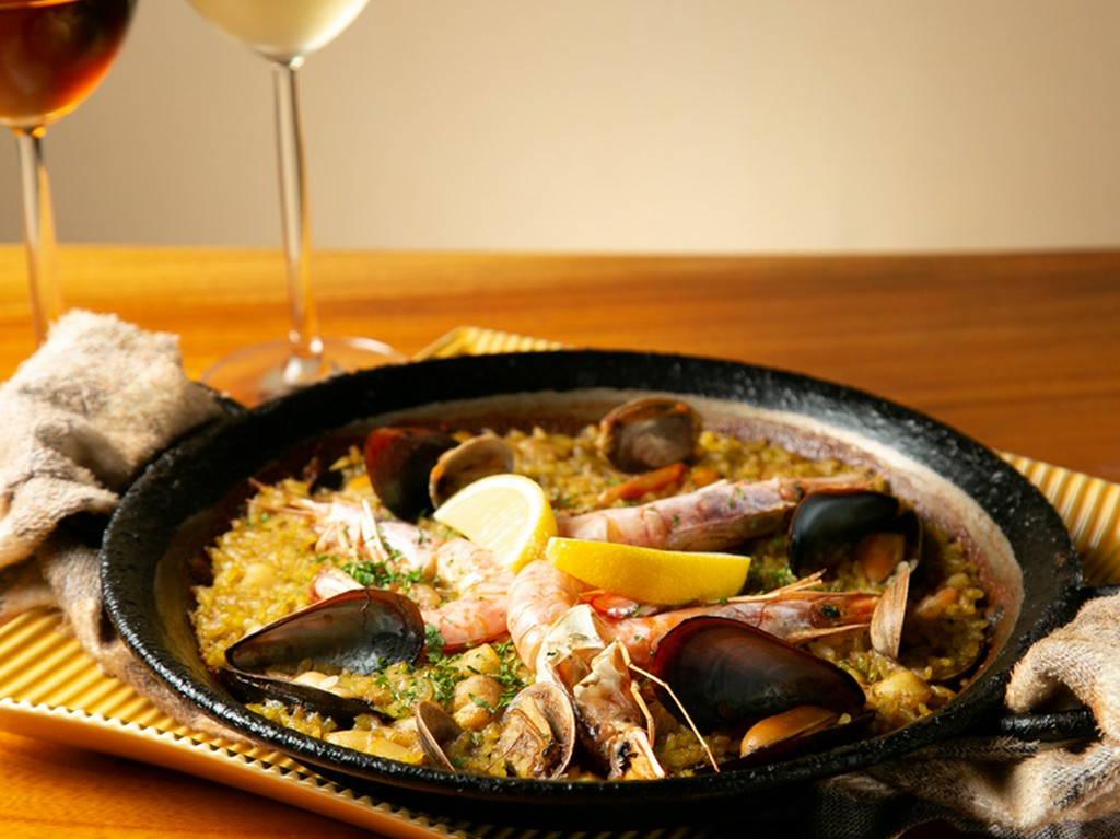 一杯と味わいたい本格スペイン料理