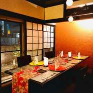 【テーブル洋個室】大きな庭園付の完全個室。日本家屋らしい景色をお楽しみ頂けます。