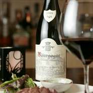 世界各国の厳選ワインや評価が高まっている、日本の上質な銘柄ワインを入荷しています。他にも、豊富なウイスキーや、バーテンダーが腕をふるう本格カクテルも大人気。