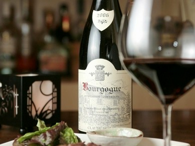 ソムリエ厳選のワインやシャンパン、ウイスキーも豊富に