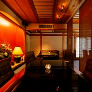 お寺の境内にあるという、ちょっと珍しいレストランです。レトロモダンという言葉が良く似合う、洗練された空間は、プライベートも確保されていてお忍びで訪れる著名人も多いそう。