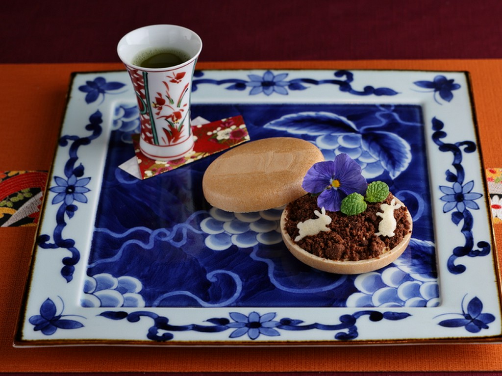 ちょこんとのった林檎うさぎがとっても愛らしい『うさぎや特製フレンチ最中』