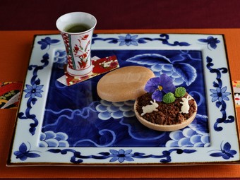 ちょこんとのった林檎うさぎがとっても愛らしい『うさぎや特製フレンチ最中』