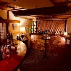 スタンディングバーで、粋な乾杯を愉しむ。