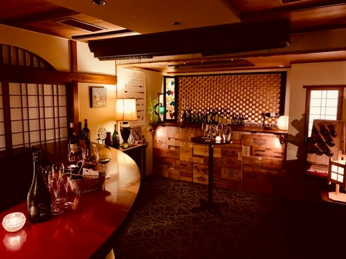 スタンディングバーで、粋な乾杯を愉しむ。