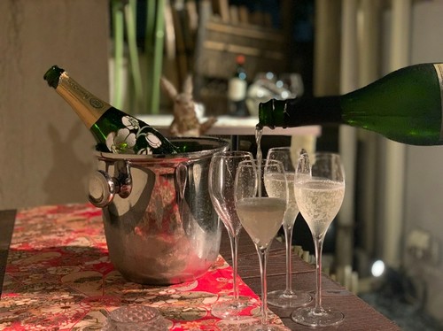 テラス席で、冷えたシャンパンをどうぞ。