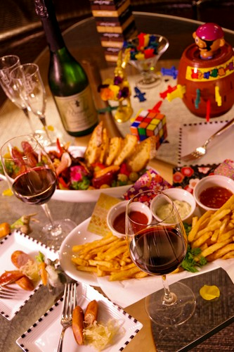 2次会に嬉しいおつまみメニューや定番のテーブルゲームも。