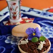 ミルフィーユのサクサク感をヒントにした、中身と別々のフレンチ最中。カステラや最中のおいしさで有名な福砂屋より「最中の皮」を入荷しています。フランス産の塩キャラメルと餡子が絶妙な相性。
