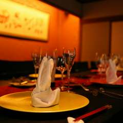 料理とお酒、そしてプロマジシャンによるマジックを楽しんで