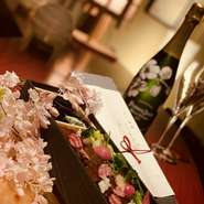 3日間煮込んだ牛ほほ肉と彩り野菜を、ビーフピラフに添えました。 特製のトリュフソースと、お薬味の大葉やあられをお好みで。