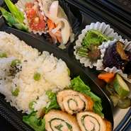 日替り弁当や、国産鶏南蛮丼、日替り小丼、お惣菜各種などをテイクアウトでもお楽しみいただけます。
2時までに、お電話頂ければ夜のテイクアウトもできますので是非ご利用ください。