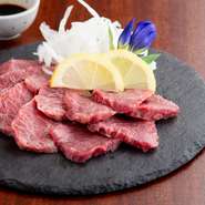 鮮度にこだわって選りすぐる馬肉は、熊本から直送で仕入れる良質なものだけを提供。甘みを感じるまろやかな味わいに、リピーターが多いのも頷けます。