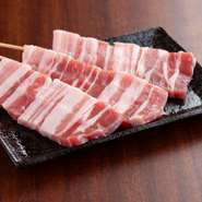 宮崎県霧島高原育ちの霧島山麓SPF豚のバラ肉を使用。1本1本丁寧に串打ちし、炭火で丁寧に焼き上げています。柔らかな肉質はもちろん、適度な脂肪と旨みが特徴的。お酒によく合う一品です。
