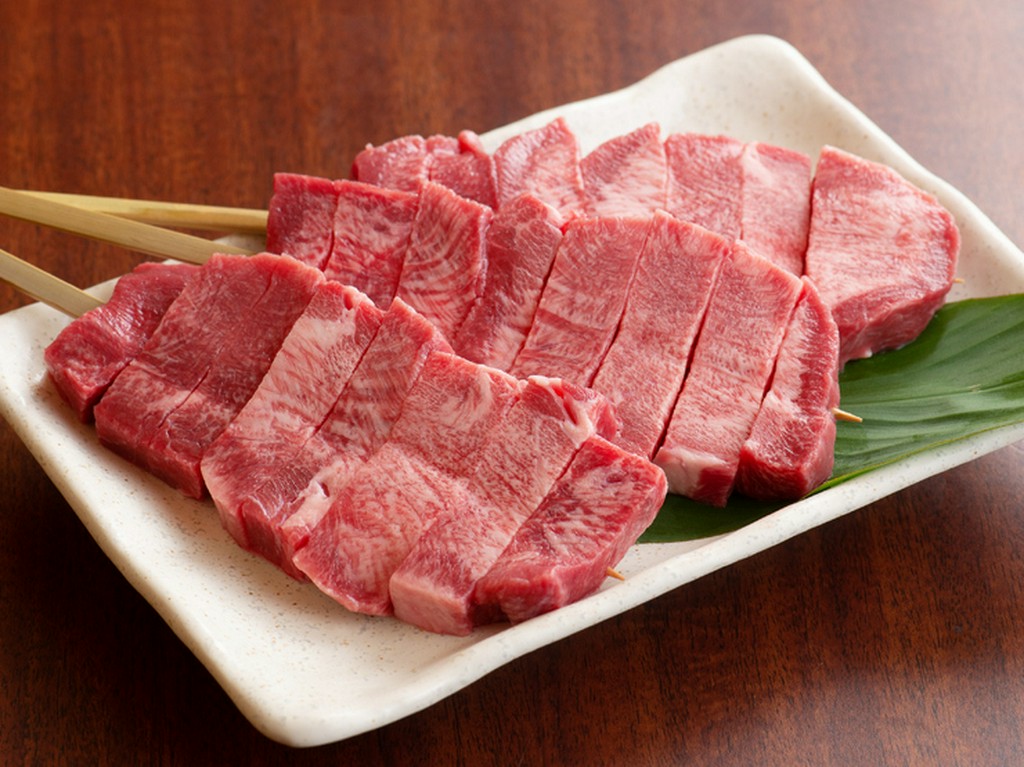 食感と旨みが絶妙なハーモニーを奏でる、厚めにカットした『牛タン串』