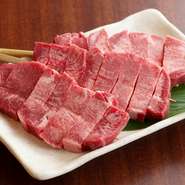 分厚くカットした牛タンを串でいただきます。口の中に広がる肉の旨みを堪能。1串で満足感たっぷり、肉のおいしさを実感できます。