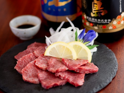 日本酒や焼酎と共に味わいたい、熊本直送で届く『馬刺し』