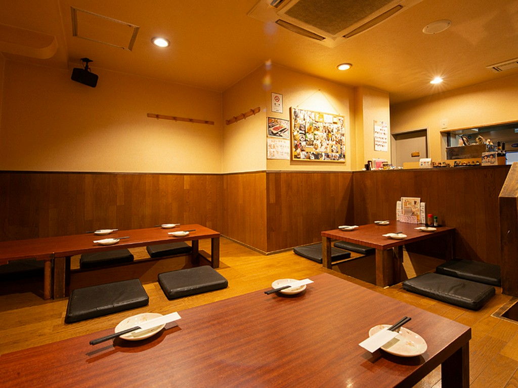 足をのばしてゆったりと食事を楽しめる、広々とした座敷席