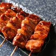 「豚肉」の力強い旨味と「玉ねぎ」の柔らかな甘味、「洋がらし」の辛みが三位一体となった「室蘭やきとり」の魅力をお愉しみください。