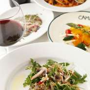 7品の料理に合わせて、厳選されたワインも6種楽しめるという、とっても贅沢なコース。南イタリア本場の味わいを堪能できる料理と、一皿ごとに料理に合わせ選ばれたワインで、至福のひと時です。
