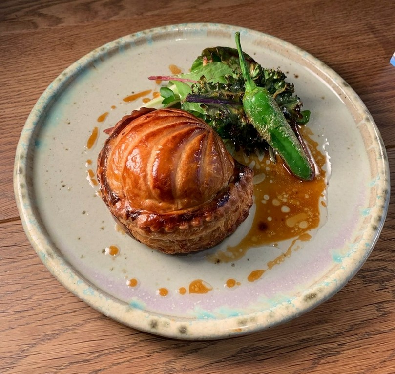 パイ包焼き -AXOA”豚肉と甘長とうの煮込み”を詰めて