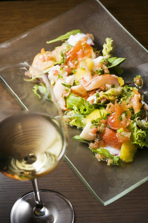 ズワイガニとアボカドと果実のサラダ