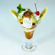 自家製プリンがまるごと入ったぼあ伝統のパフェ