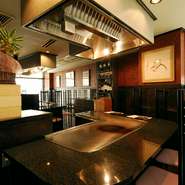 神宮前3丁目のビル2階に、大人が落ち着いて憩える空間を設え。厚さ38mmの特注鉄板を臨むカウンター席がゆったり配され、目の前での調理パフォーマンスを楽しみながら、鉄板焼の醍醐味に心ゆくまでひたれます。