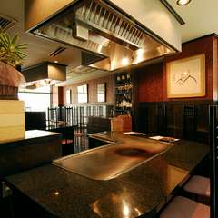 特注鉄板が美しいリュクスな空間で、五感が喜ぶ食体験が叶う！