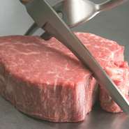 和牛は最高ランクのA5を中心とし、4週間以上熟成した最上質の肉を厳選。あわびや伊勢海老、フォアグラやトリュフなどの高級食材、旬の幸も豊富です。フレンチ×鉄板焼の技で繰り出す独創的な皿が多いのも魅力！
