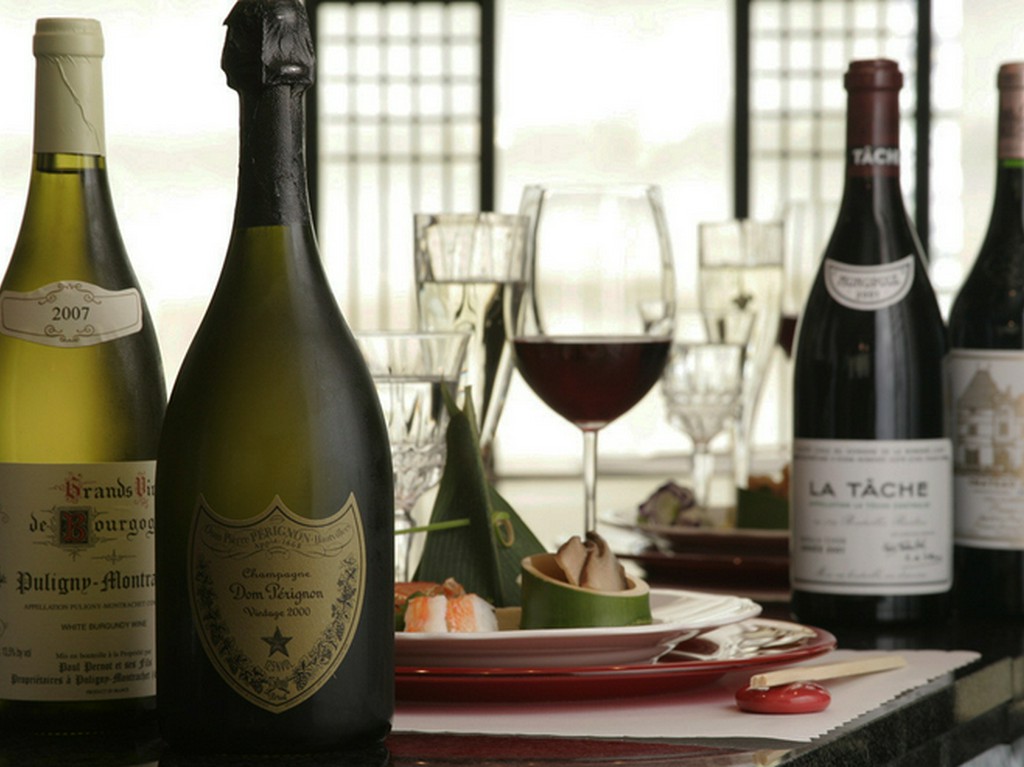 フランス産を中心に手頃な一本から高級ワインまでをオンリスト