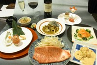 幅広いシーンで楽しめるディナーコースが4種あり、極上ステーキに加え、季節の味覚や高級食材も味わえる充実度。フレンチ×鉄板焼ならではの多彩な美味を堪能できます!写真はイメージ。