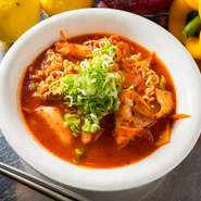 トッポギにラーメンの麺が入ってボリュームあり