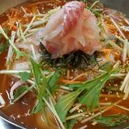 夏の韓国料理といえばコレ
海鮮と野菜を素麺と一緒にさっぱりと
