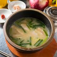 豚骨を手間暇かけて煮込んだ手作りスープで作ったコラーゲンたっぷりの釜山名物