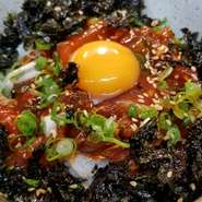 甘辛ダレにからんだ鮪と生卵が絶妙にからむ！
ご飯がすすむ逸品