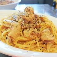 当店オリジナルレシピの”モツと味噌のカルボナーラ”！意外な組み合わせに驚く方もいらっしゃいますが、食べると美味しさにもっと驚きます。是非一度ご賞味ください。