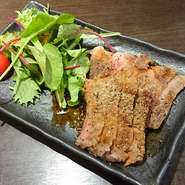 黒毛和牛のカルビをこんがりと炙った肉汁あふれる一品です。