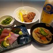 生ビール1杯、枝豆、刺身、鳥の唐揚げ、馬すじ煮込み
がついたお得なセットです！