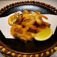カラッとあげた芝海老の素揚げです。
サクッとジューシーな食感を是非お楽しみください。
