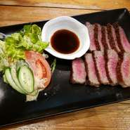 柔らかく旨味がつまった和牛のお肉を表面はこんがり、中はレアにジューシーに焼き上げた逸品。