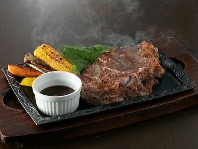 肉料理の中でもダントツの人気を誇る『阿波牛熟成ステーキ』