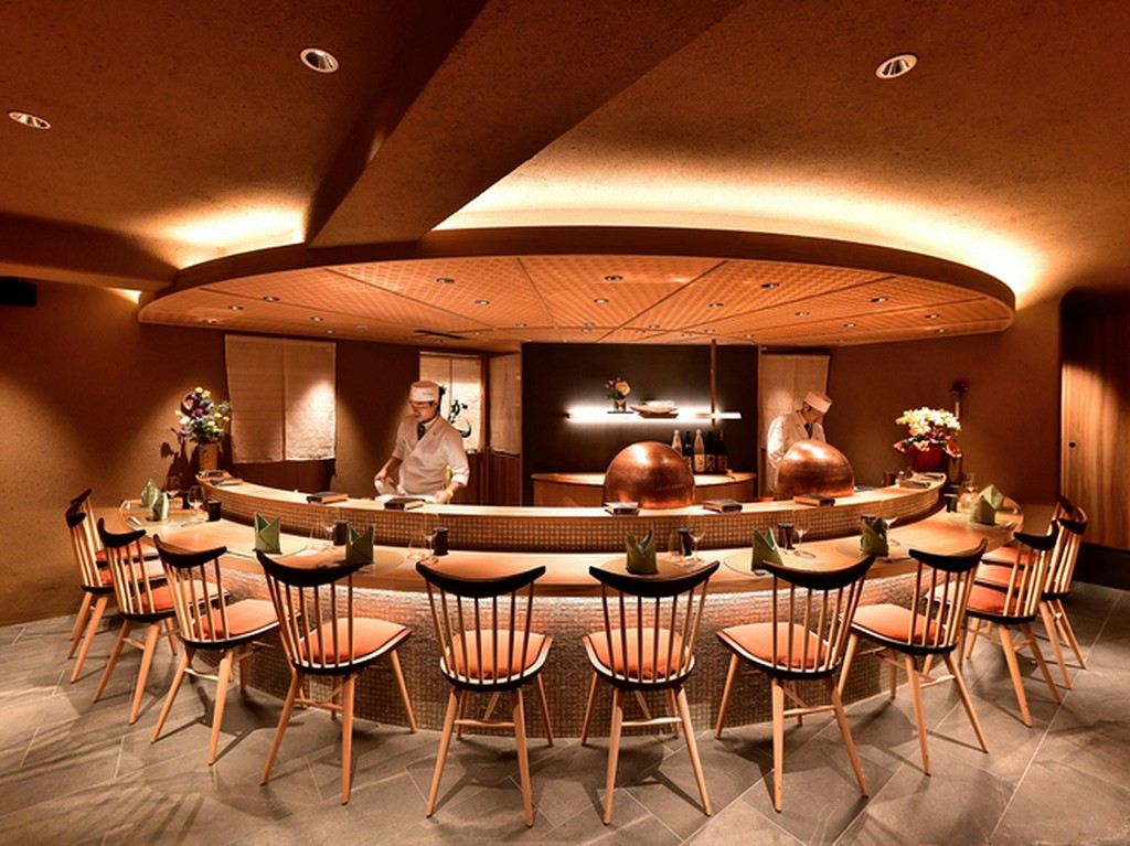 ウイルスに有効な次亜塩素酸水を用いた消毒を行っております。